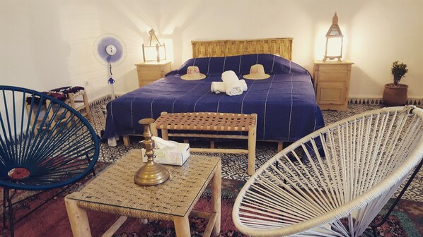 Décoration personnalisée, rideaux occultants, fer et planche à repasser