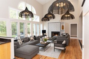 Smart TV, fireplace, ping pong, books