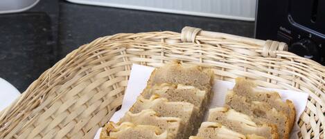 Una cesta de mimbre con rebanadas de pan sobre una encimera de cocina.