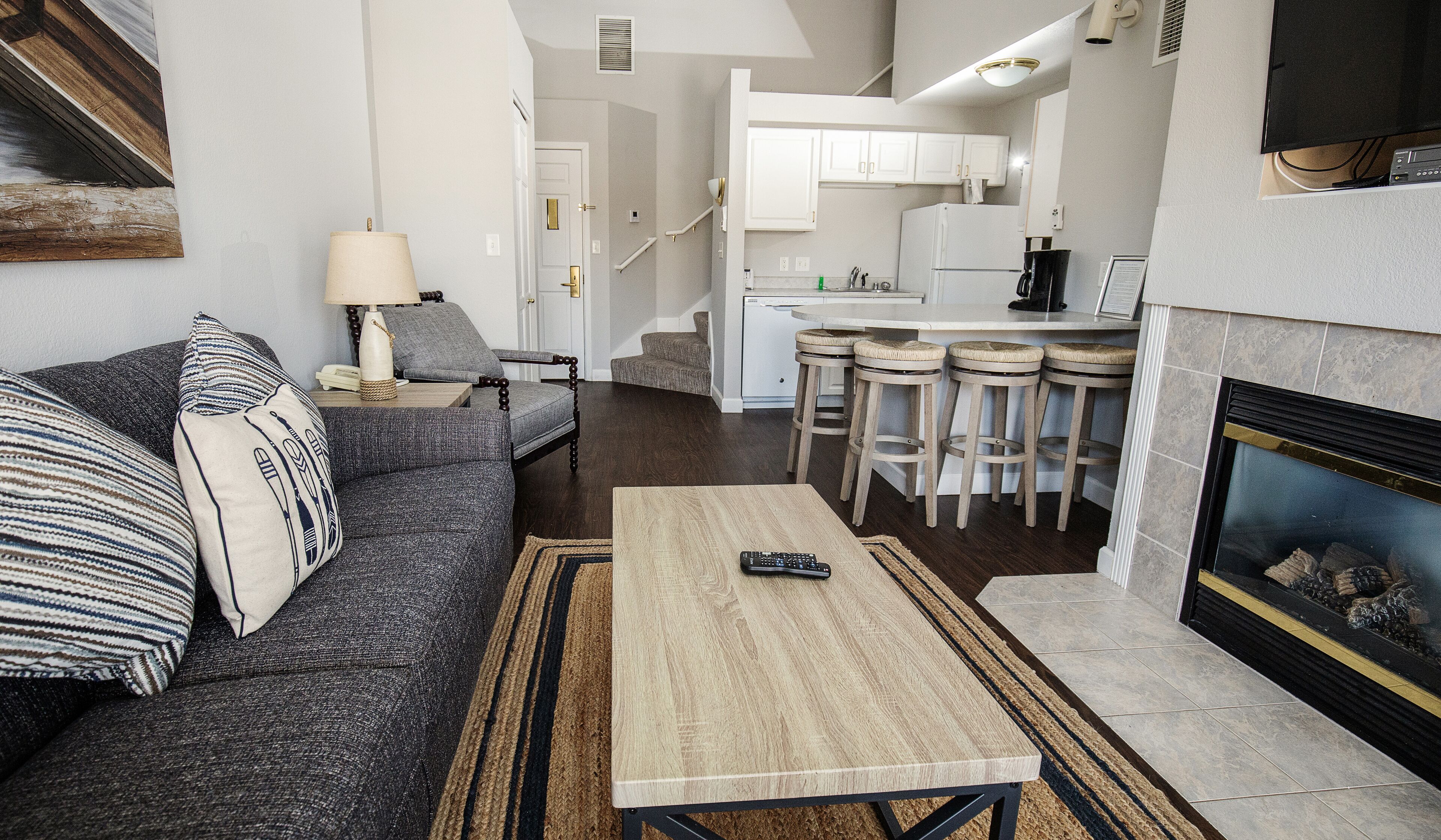 331- Beautifully Updated 2 Bedroom/2 Level Suite