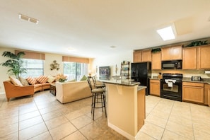 House, 6 Bedrooms, Private Pool | Private kitchen
