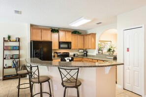 Maison, 6 chambres, piscine privée | Cuisine privée | Grand réfrigérateur, micro-ondes, four, plaque de cuisson