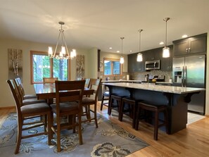 Casa (MH139) | Cocina privada | Refrigerador con congelador, microondas, horno y cafetera y tetera