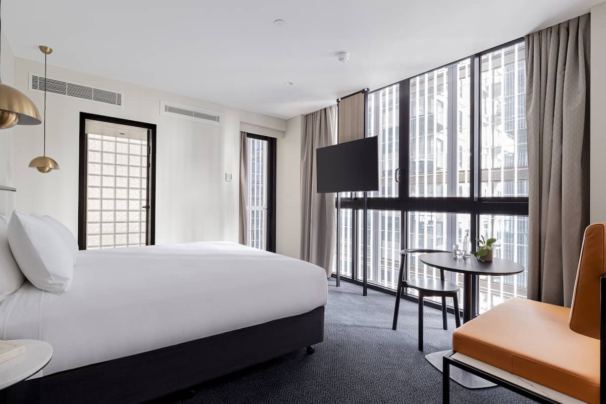 Classic Room, 1 Katil Raja (King), Balcony | Tilam berlapik, peti besi dalam bilik, langsir/tirai gelap terus
