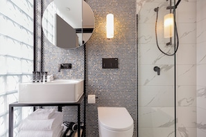 Studio Apartment | Bathroom