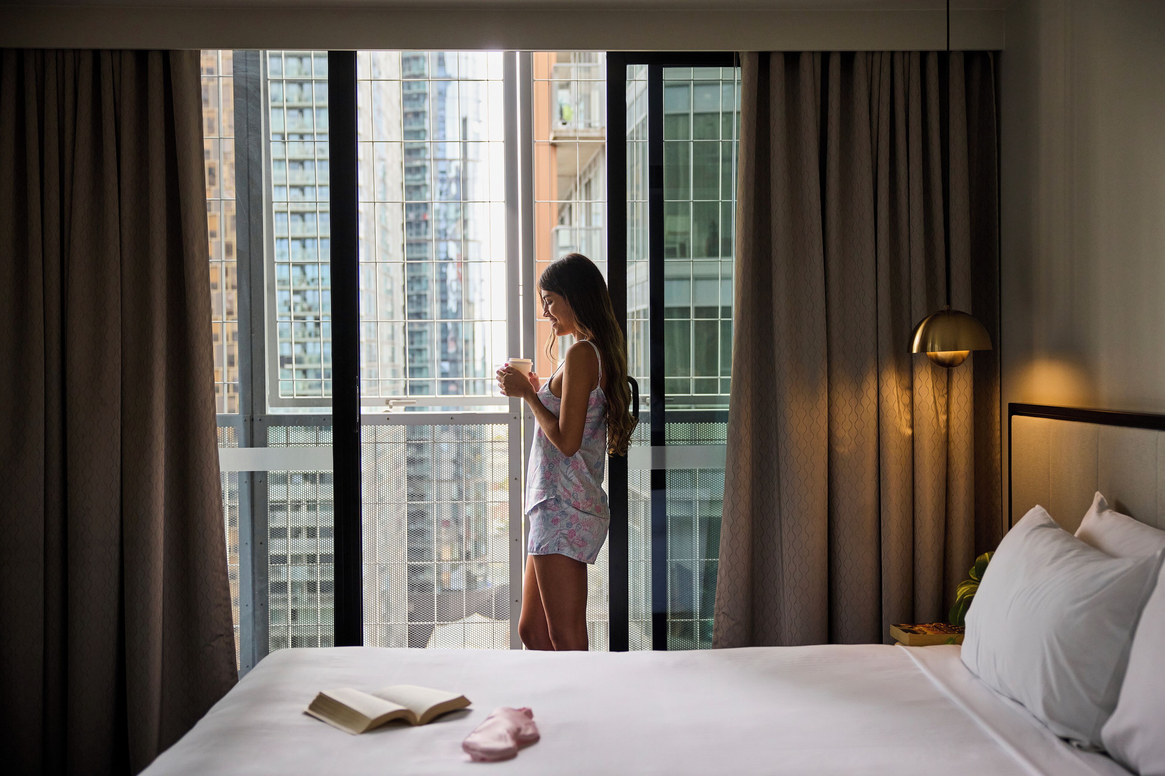 Senger med overmadrass, safe på rommet, blendingsgardiner og lydisolert