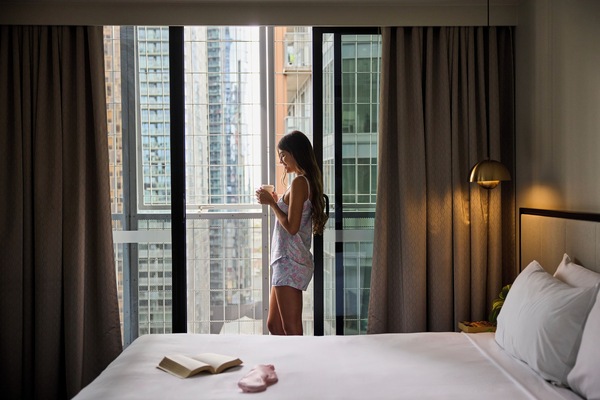 Senger med overmadrass, safe på rommet, blendingsgardiner og lydisolert