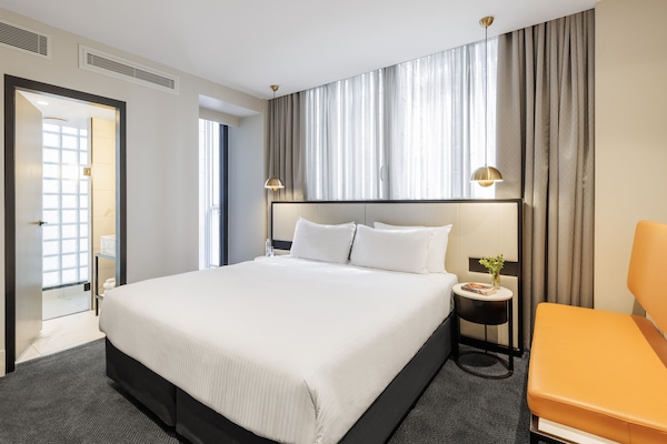 Habitación clásica, 1 cama King size, balcón | Camas con pillow-top y caja de seguridad en la habitación