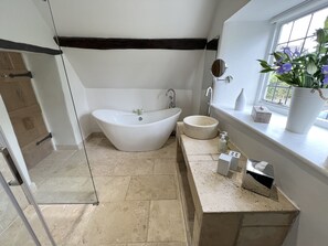 Baignoire, articles de toilette écologiques, sÚche-cheveux
