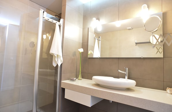 Apartment, 2 Bedrooms (Green) | Bathroom | Shower, free toiletries, hair dryer, bidet - Casas do Pinheiro (Horta)