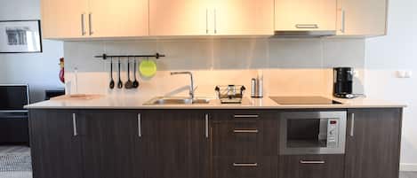 Departamento, 2 habitaciones (Green) | Cocina privada | Refrigerador con congelador, microondas, horno y parrilla de estufa