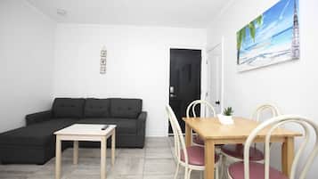 Apartamento, 1 habitación, no fumadores (East Side) | Zona de estar | Una televisión LED