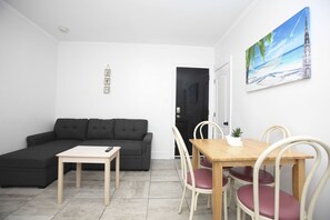 Appartement, 1 slaapkamer, niet-roken (East Side) | Woonruimte | Een ledtelevisie
