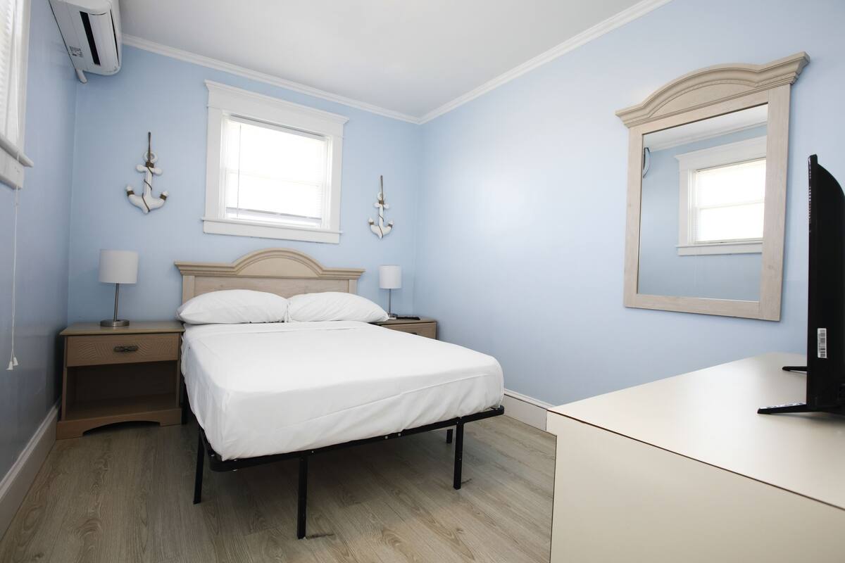 Apartment, 2 Schlafzimmer, Nichtraucher (Town Side) | Zimmersafe, kostenloses WLAN, Bettwäsche