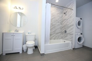 Lejlighed - 1 soveværelse - ikke-ryger (West SIde) | Badeværelse | Bruser, gratis toiletartikler, håndklæder
