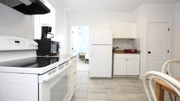 Appartement, 2 chambres, non-fumeurs (Town Side) | Cuisine privée | Grand réfrigérateur, micro-ondes, four, plaque de cuisson