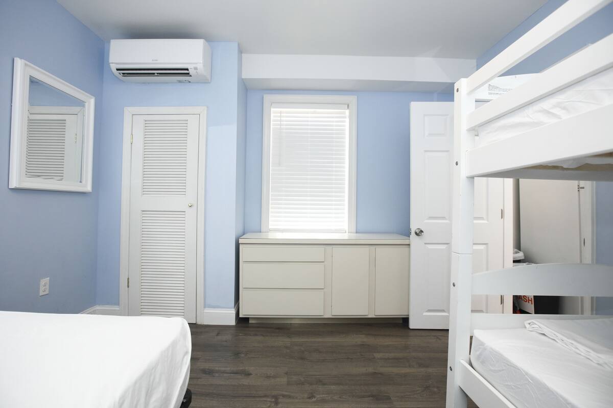 Apartment, 1 Schlafzimmer, Nichtraucher (West SIde) | Zimmersafe, kostenloses WLAN, Bettwäsche