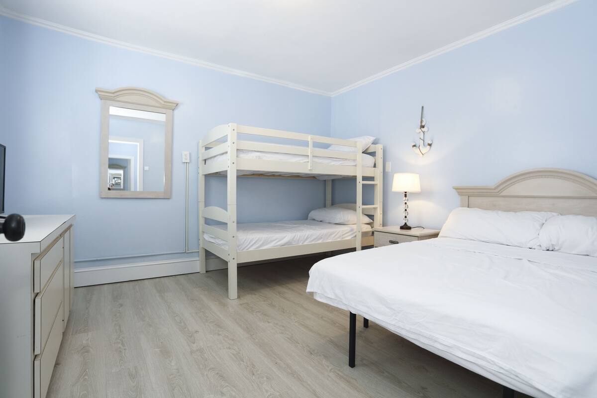 Apartment, 1 Schlafzimmer, Nichtraucher (East Side) | Zimmersafe, kostenloses WLAN, Bettwäsche