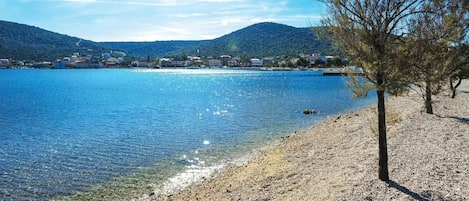 Una playa cerca