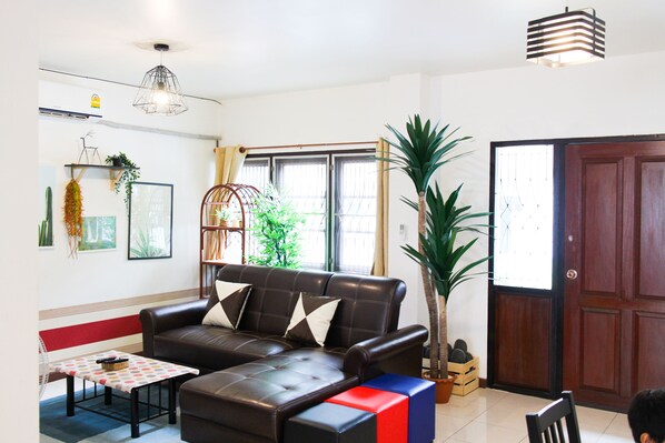 Living area - 7min to Asoke, Terminal21 on foot! Family friendly! 4Bedrooms House! (Bangkok)