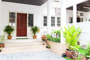 Exterior detail - 7min to Asoke, Terminal21 on foot! Family friendly! 4Bedrooms House! (Bangkok)