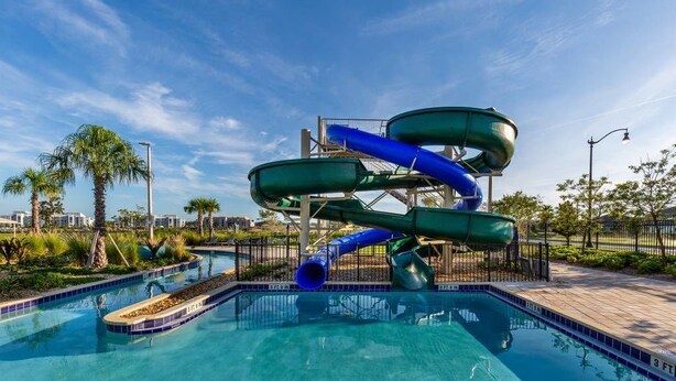 Une piscine équipée d’un toboggan.