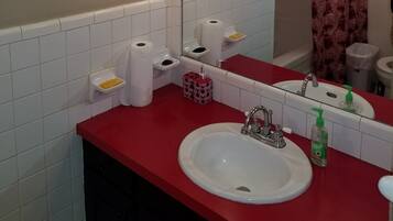 Duschwanne, Whirlpool, Haartrockner, Handtücher