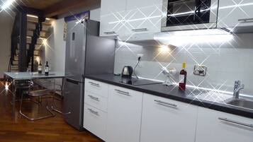 Kühlschrank, Mikrowelle, Geschirrspüler