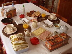 Desayuno con opciones de la cocina local incluido todos los días 