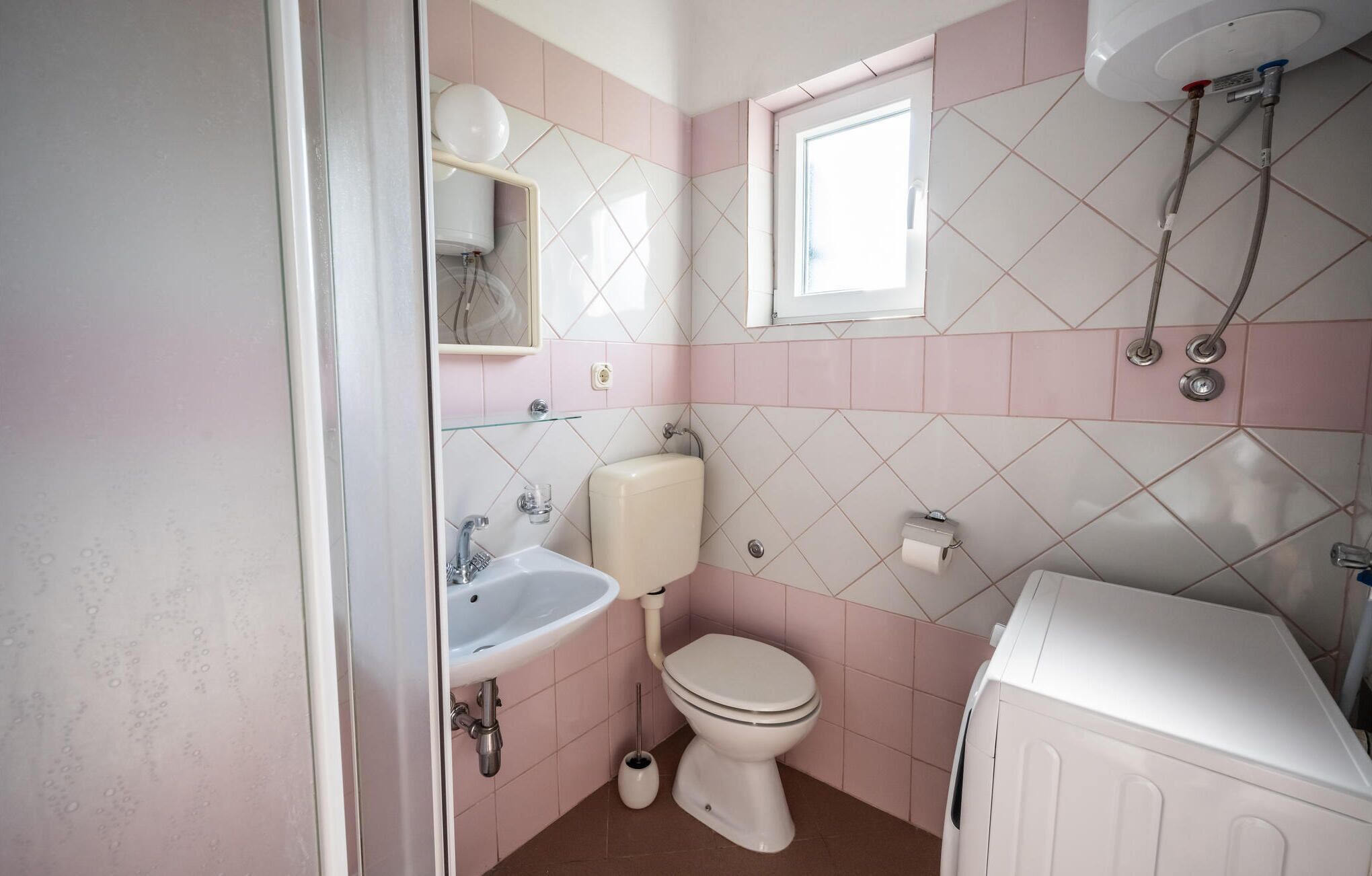 Ein Badezimmer mit Toilette, Waschbecken und Dusche.