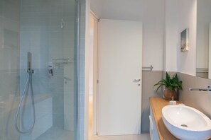 Hair dryer, towels, soap, toilet paper - Modern style house with large enclosed garden. (Carrara)