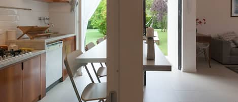 Refrigerador, microondas, horno, placa de cocina