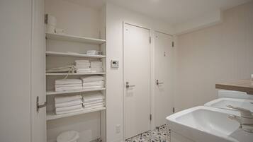 Deluxe Apartment (401) | Bathroom | Shower, free toiletries, hair dryer, slippers