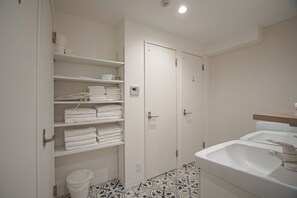 豪華公寓 (401) | 浴室 | 淋浴設備、免費盥洗用品、吹風機、拖鞋