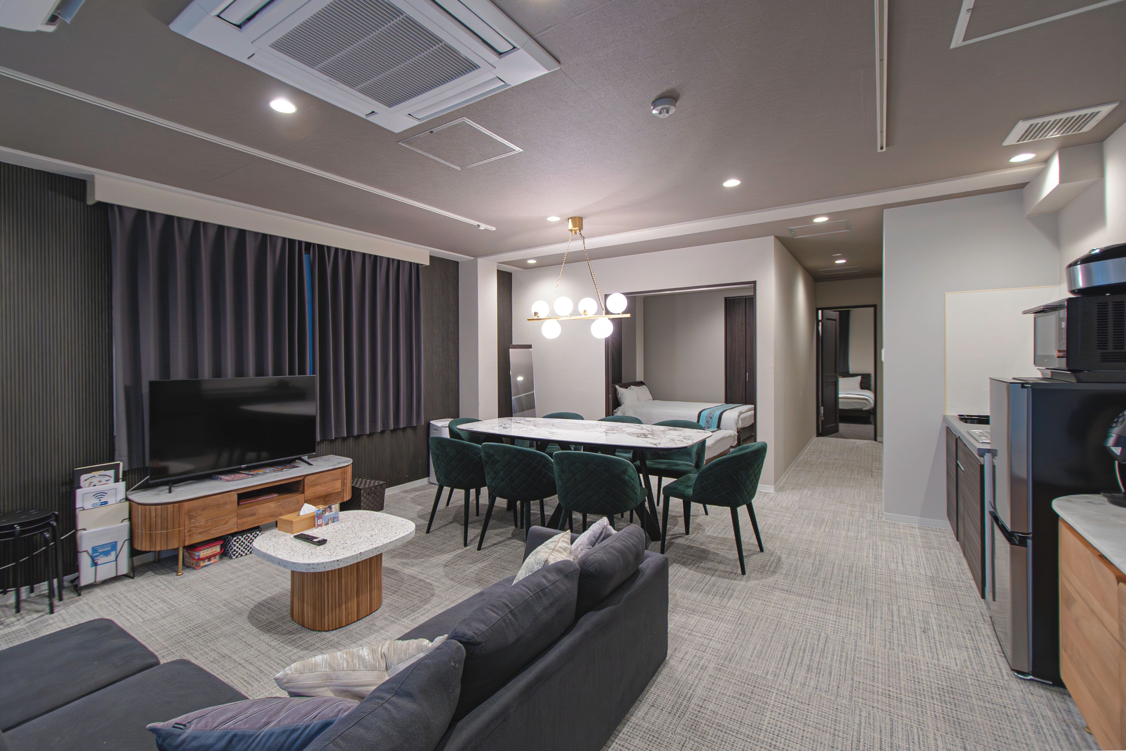 Deluxe Apartment (601) | Living area | Flat-screen TV