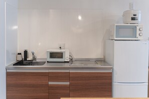 Departamento Deluxe (501) | Cocina privada | Refrigerador con congelador, microondas y parrilla de estufa