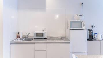Deluxe Apartment (301) | Private kitchen | Full-size fridge, microwave, stovetop, electric kettle