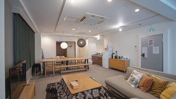 Deluxe Apartment (501) | Living area | Flat-screen TV