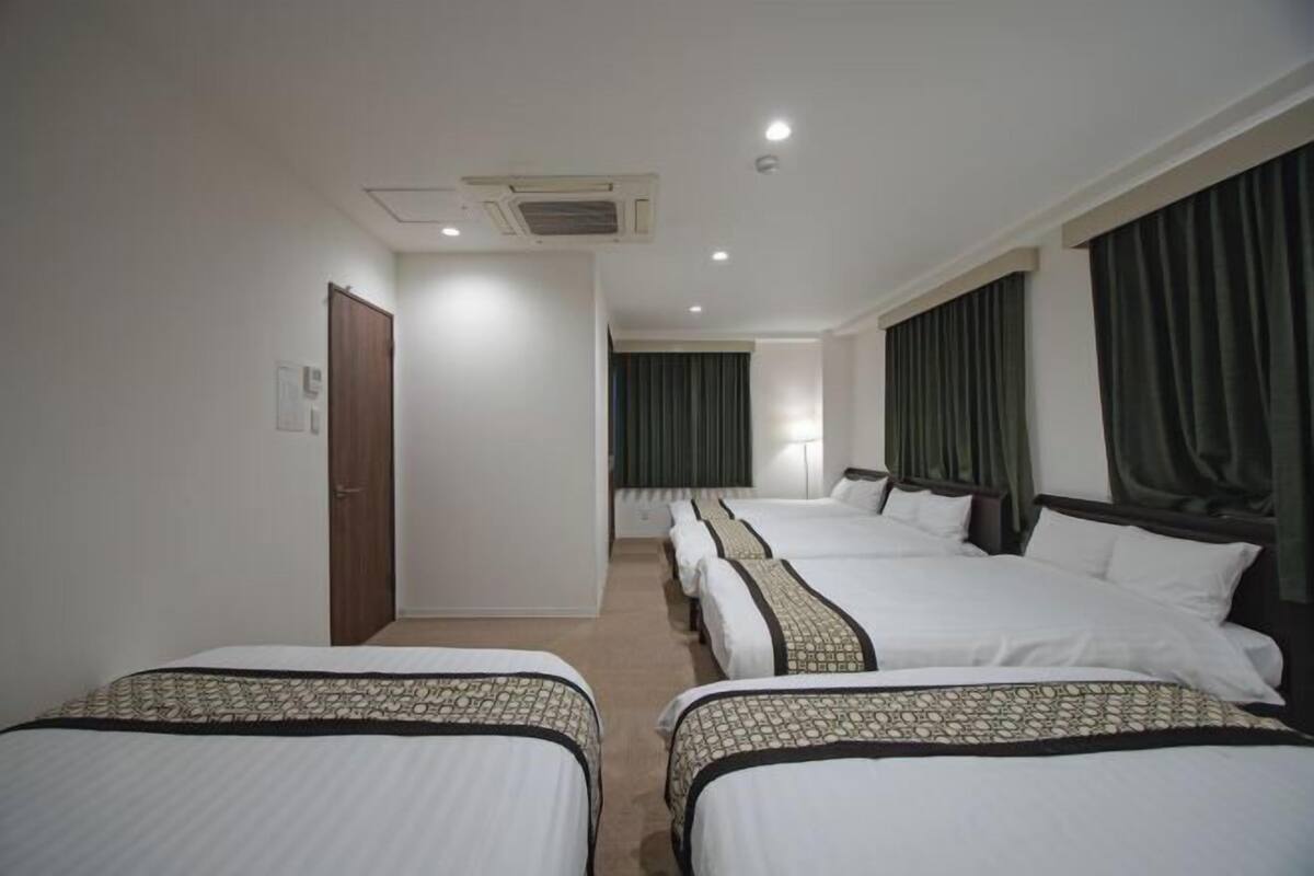 2 camere, una scrivania, ferro/asse da stiro