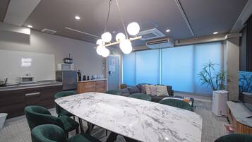 Deluxe Apartment (601) | In-room dining