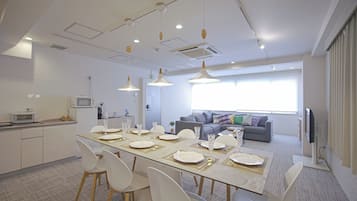 Deluxe Apartment (301) | In-room dining