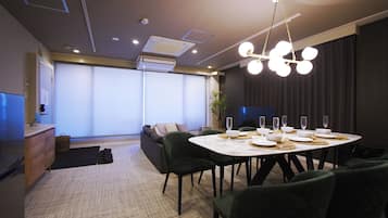 Deluxe Apartment (601) | Dining room