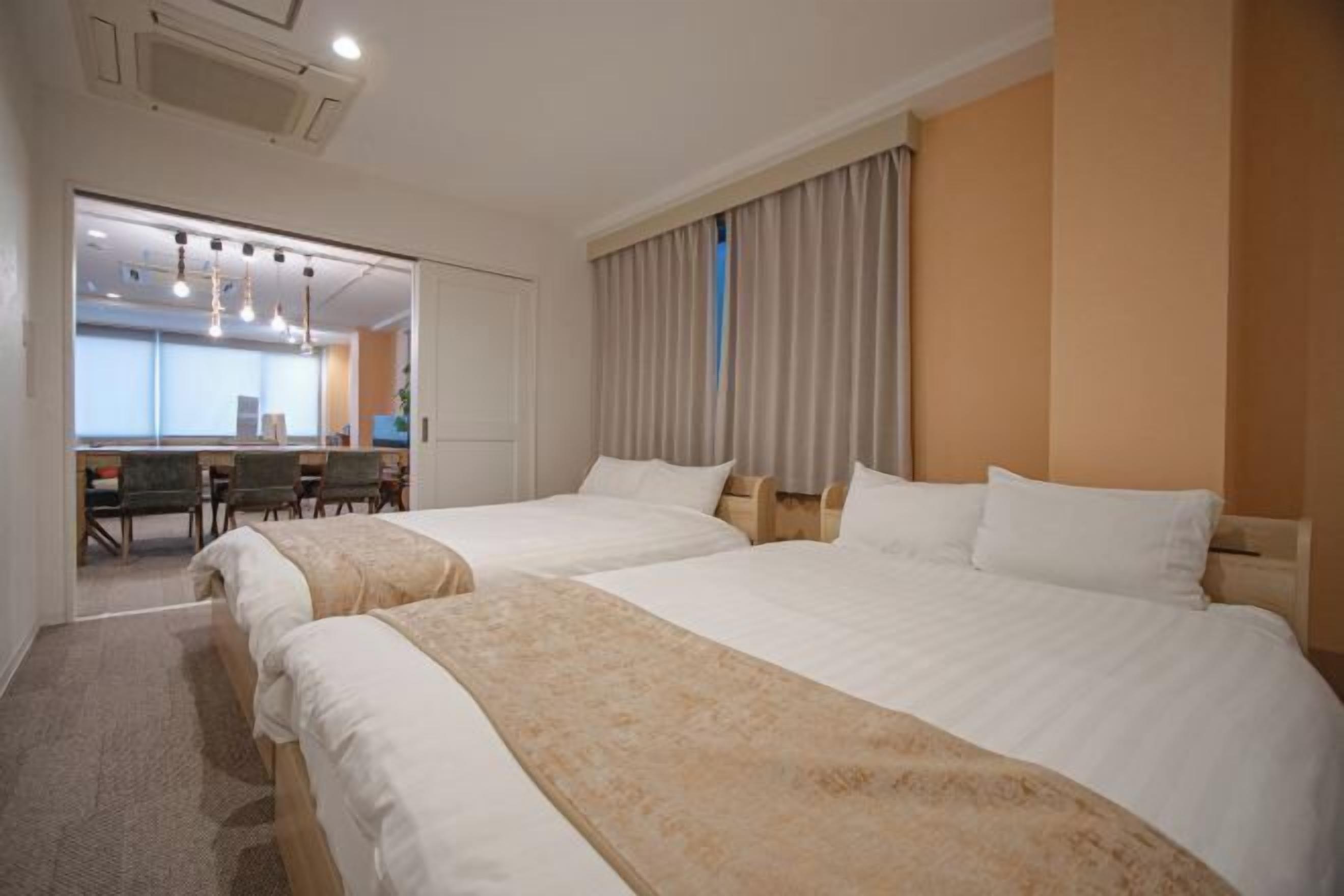 2 camere, una scrivania, ferro/asse da stiro