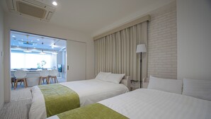 A hotel room with two beds, a desk, chairs, and a large window with curtains. - INOVE VILLA OSAKA (Osaka)