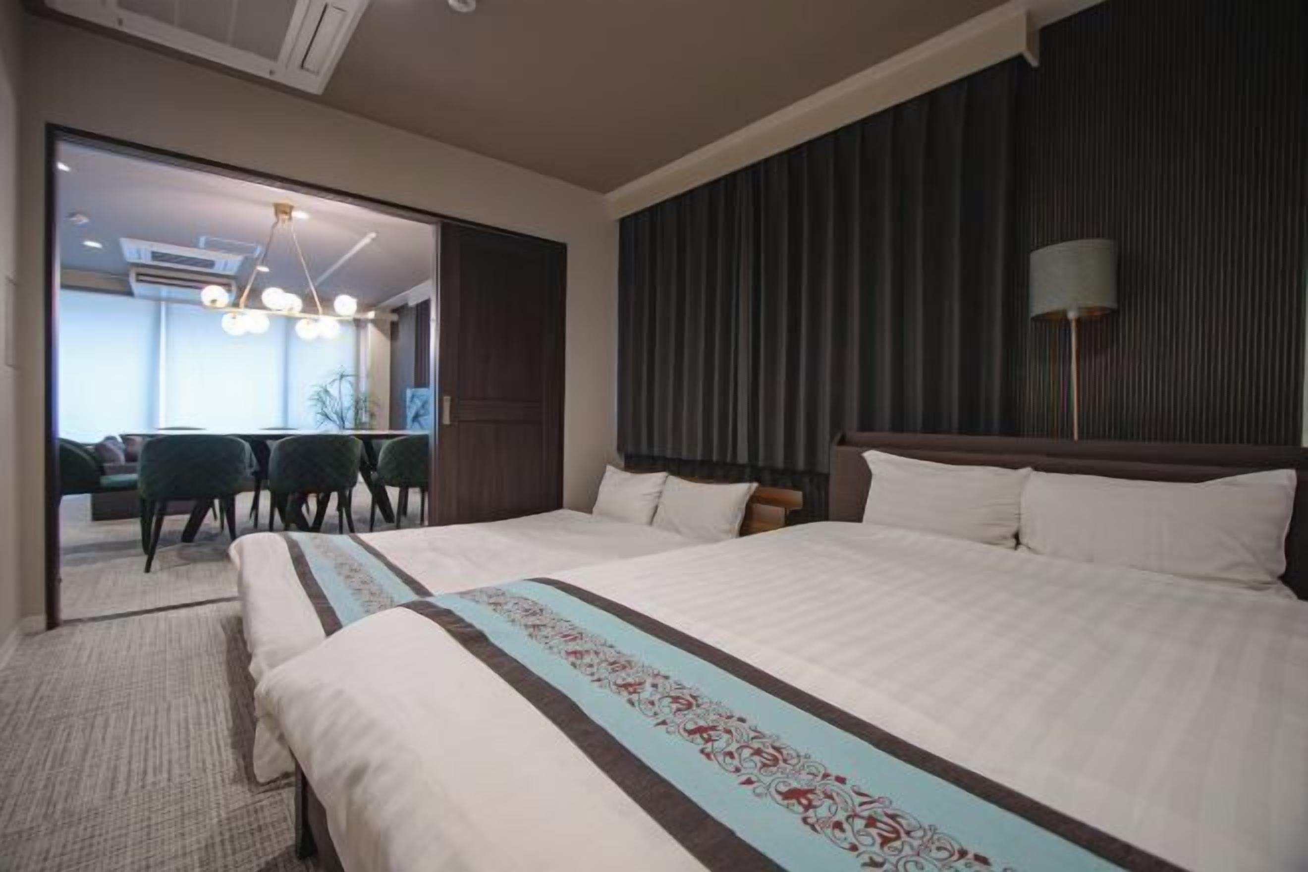 2 camere, una scrivania, ferro/asse da stiro