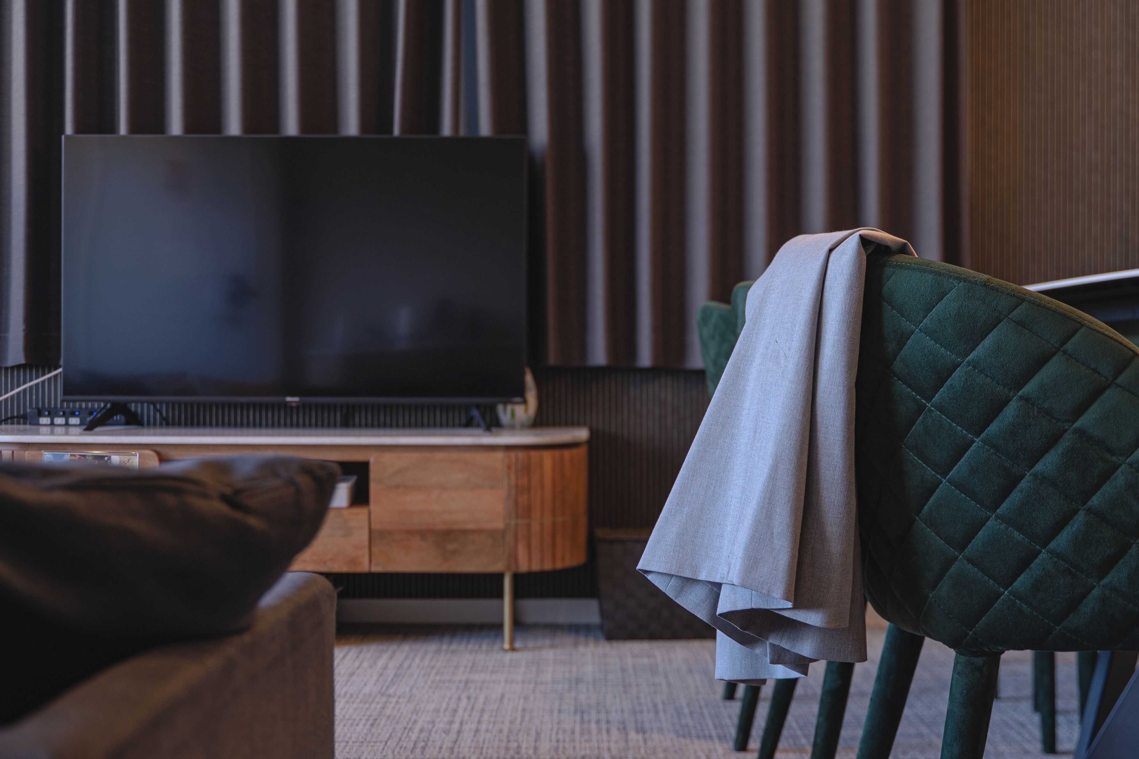 Deluxe Apartment (601) | Living area | Flat-screen TV