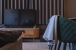 Deluxe Apartment (601) | Living area | Flat-screen TV - INOVE VILLA OSAKA (Osaka)