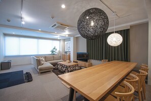 Deluxe Apartment (501) | Living area | Flat-screen TV