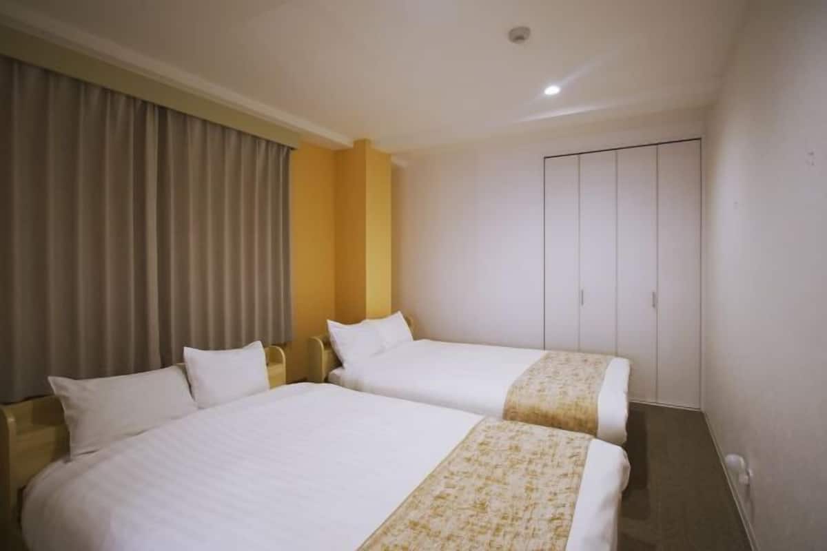 2 bilik tidur, meja, seterika/papan seterika, katil bayi/kot (percuma)