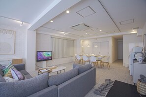 Departamento Deluxe, para no fumadores (301) | Área de sala de estar | Televisión de pantalla plana 